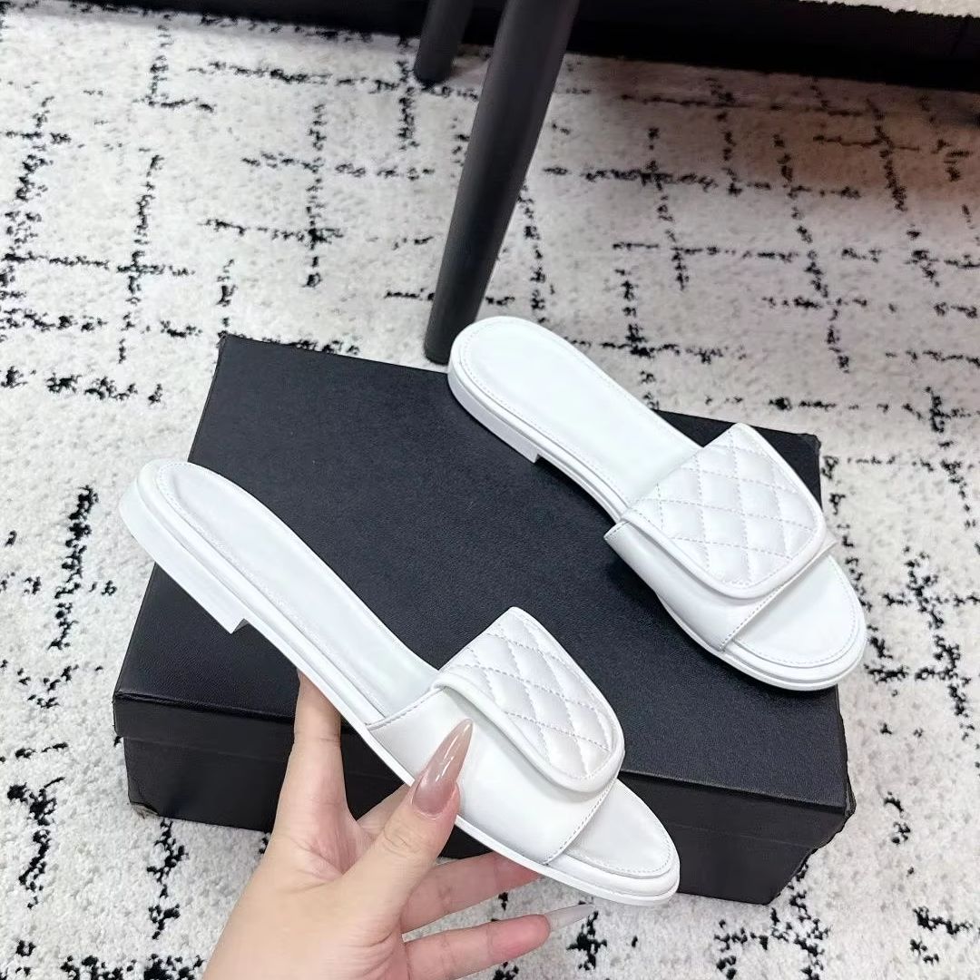 Summer Quilt - Weiße gesteppte Damen-Sandalen mit Diamantgitter-Verzierung, flache