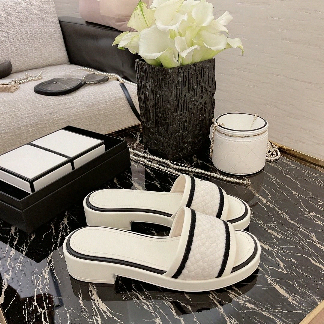 Summer Quilt - Weiße, gesteppte, schwarz gestreifte Plateau-Sandalen mit